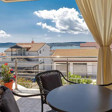 Appartamento 1 Bedroom Awesome In Dramalj